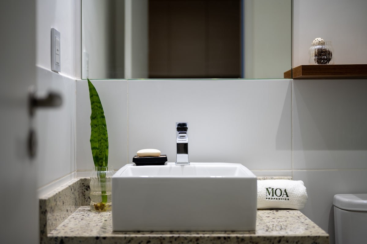 Baño con toalla de marca MOA Properties en un departamento gestionado
