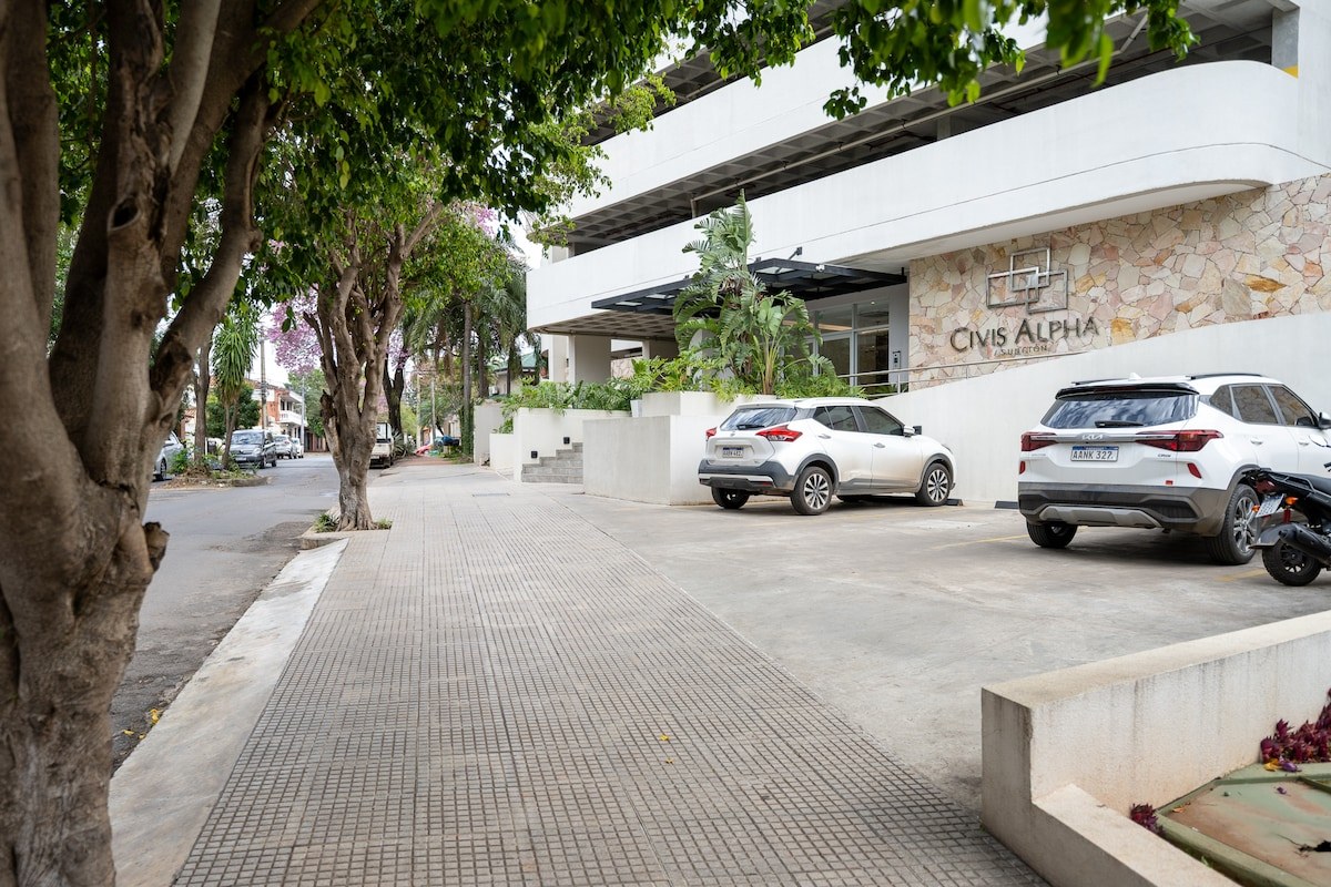 Fachada real de un edificio donde MOA Properties gestiona departamentos en Asunción