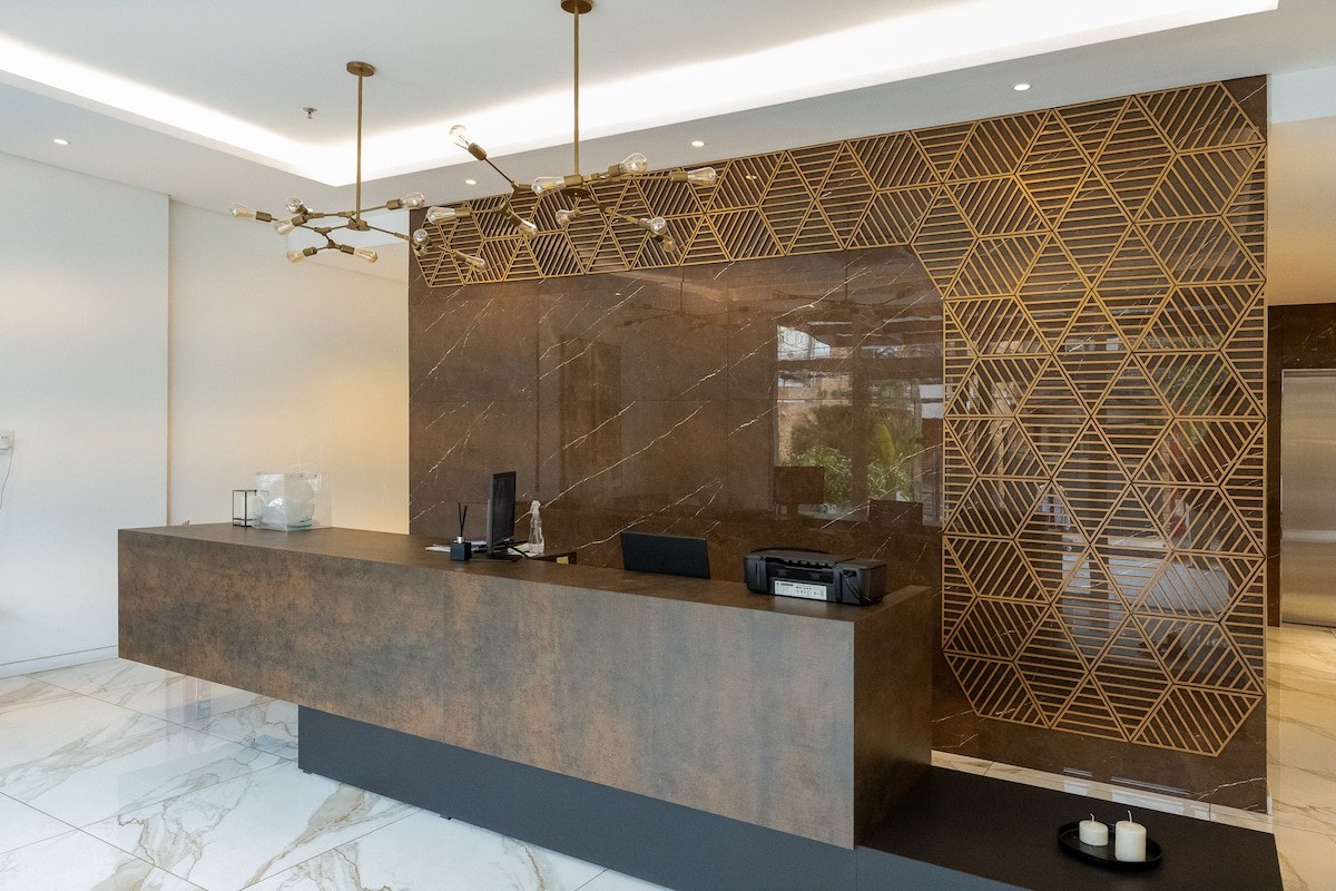 Recepción de uno de los edificios donde MOA Properties gestiona departamentos, Asunción